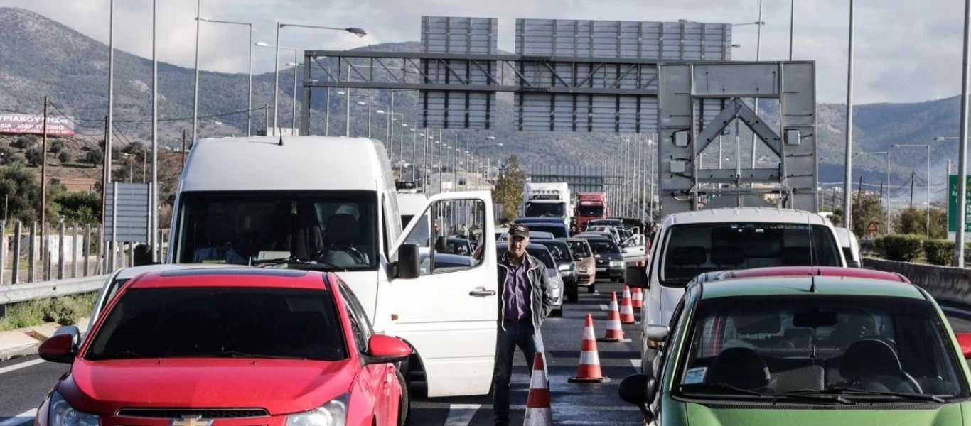 Ουρές χιλιομέτρων στην Αθηνών - Κορίνθου λόγω τροχαίου ατυχήματος